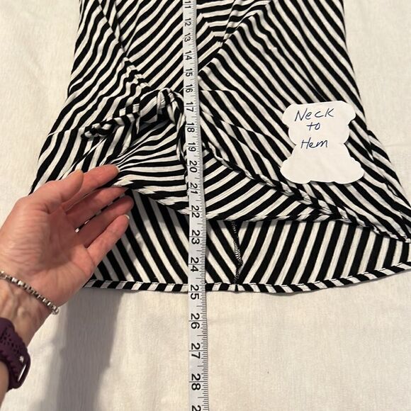 BCBGmaxazria szXS black white strip tie front sleeveless longer back knit GUC - Picture 6 of 6